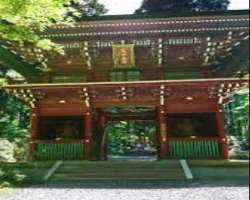 After crossing sanbon-sugi, you can see a roumon which is a two-storied gate, with statues of Kongou-rikishi on both sides. According to the belief, t